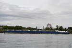 Das Tankmotorschiff SOLANO (ENI: 02329301) auf dem Rhein, so gesehen Anfang Mai 2021 in Duisburg.