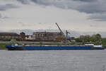 Das Tankmotorschiff AURORA (ENI: 02337712) auf dem Rhein, so gesehen Anfang Mai 2021 in Duisburg. 