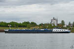 Im Bild das Tankmotorschiff CADANZ (ENI: 02325283), welches Anfang Mai 2021 auf dem Rhein bei Duisburg unterwegs war.