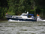 Die Motorjacht MEIN DING  kämpft sich  den Rhein hinauf. (Remagen, August 2021)