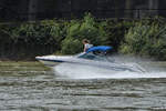 Das Motorboot EMILIA fährt rheinaufwärts, so gesehen Anfang August 2021 in Remagen.