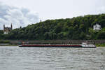 Das Tankmotorschiff ESCAPE (ENI: 02326988) auf dem Rhein unterwegs. (Unkel, August 2021)