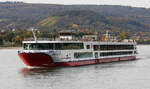 Flusskreuzfahrtschiff MS RHEIN MELODIE (ENI:4803570) L.132 m B.11,40 Flagge Deutschland am 17.10.2020   auf dem Rhein zu Berg in Braubach.