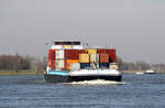 GMS CARONIA (ENI:02326661) L.134,95 m B.15,15 m T 5053 TEU:338 bei 4 Lagen, 423 bei 5 Lagen  Flagge Niederlande am 28.02.2022 auf dem Rhein in Xanten zu Berg