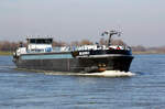 TMS MILAGRO (ENI:02332057) L.86 m B.9,50 m T 1686 Flagge Niederlande am 28.02.2022 auf dem Rhein in Xanten zu Berg.