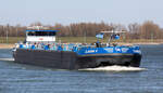 TMS CLAUDIA V. (ENI:02332936) L.125 m B.11,45 m T 3338 Flagge Deutschland auf dem Rhein am 19.03.2022 in Xanten zu Berg