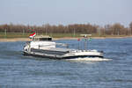 GMS MATHIA (ENI:02326611) L.86 m B.9,50 m T 1685 Flagge Niederlande auf dem Rhein am 18.03.2022 zu Berg in Xanten.