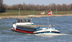 GMS JANNY-D (ENI:02315431) L.68 m B.7,11 m T 750 Baujahr 1955 Flagge Niederlande am 18.03.2022 auf dem Rhein zu Berg in Xanten.