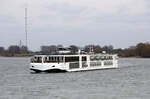 PASSENGER SHIP VIKING MANI (ENI:07002003) L.135 m B.11,50 m Flagge Schweiz auf dem Rhein am 17.03.2022 zu Tal in Xanten.