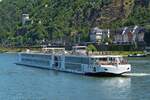 Flusskreuzfahrtschiff Viking EIR hat eine 180° Wende auf dem Rhein vollbracht und nähert sich dem Anleger an der Kaimauer in Koblenz.