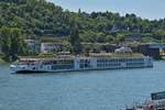 Flusskreuzfahrtschiff Viking EIR zu Tal auf dem Rhein bei Koblenz.
