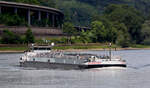 TMS CYNTHIA (ENI:07001733) L.110 m B.10,50 m T 2557 Flagge Schweiz auf dem Mittelrhein zu Berg am 08.06.2022 in Andernach. 