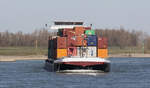 GMS SALUTE (ENI:02325047) L.135 m B.14,20 m T 5208 TEU 336 4 Lagen 421 5 Lagen Flagge Niederlande auf dem Rhein zu Berg am 19.03.2022 in Xanten.