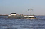 TMS SPANGEN (ENI:02334366) L.86 m B.9,60 m T 1500 Flagge Niederlande auf dem Rhein zu Berg am 06.01.2022 in Xanten.