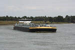 TMS SWISS LNG I (ENI:02339110) L.135 m B.18 m T 8426 Flagge Schweiz aus dem Rhein zu Berg am 08.07.2022 in Xanten.