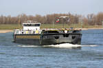 TMS UVIRASTAD (ENI:02338786) L:110 m B.11,45 m T 2702 Flagge Schweiz auf dem Rhein zu Berg am 18.03.2022 in Xanten.