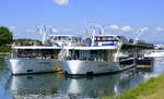 KFGS  Amalucia  und  Amastella , Bugansicht, am Anleger in Breisach am Rhein, die Schiffe gehören dem 2002 gegründeten US-amerikanischen Unternehmen  AmaWaterways , Heimathafen ist Basel/Schweiz, Juni 2022
