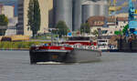 TMS LARS (ENI:02327101) L.110 m B.11,40 m T 2349 Flagge Niederlande auf dem Rhein zu Tal am 30.05.2022 in Andernach.