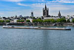 GMS DEO GRATIAS querab der Uferpromenade in Köln mit der Kirche Groß St.