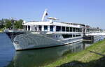 KFGS  Antoinette , Bugansicht am Anleger in Breisach am Rhein, der Flußkreuzer gehört dem US-amerikanischen Unternehmen Uniworld, Heimathafen Basel/Schweiz, 2011 in Dienst gestellt, 135m