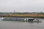 Das Passagierschiff GRACE (ENI: 07002029) fährt rheinaufwärts, so gesehen Ende August 2022 in Duisburg.