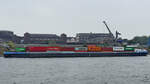 Das Gütermotorschiff FREIENSTEIN (ENI: 02333677) ist mit Containern beladen. (Duisburg, August 2022)
