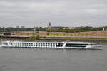 Das Passagierschiff EMERALD DAWN (ENI: 02336091) fährt Ende August 2022 bei Duisburg rheinaufwärts.