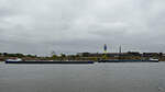 Die Tankmotorschiffe GITTE (EIN: 02337099) und THEODELA-C (EIN: 06105032) begegnen sich auf dem Rhein.