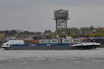 Das mit Containern beladene Gütermotorschiff JACOBUS (ENI: 02332043) auf dem Rhein, so gesehen Ende August 2022 in Duisburg. 