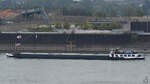 Das Gütermotorschiff JADO (ENI: 02313522) fährt den Rhein hinab.