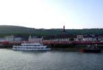 Ausflugsschiff  BINGEN  legt in den Abendstunden in Rdesheim an;080827 