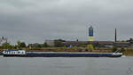 Das Gütermotorschiff THREANT (ENI: 02330640) befährt den Rhein. (Duisburg, August 2022)