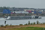 Das Passagierschiff GRACE (ENI: 07002029) fährt rheinaufwärts, so gesehen Ende August 2022 in Duisburg.