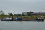 Das Kranschiff IJSSELDELTA (ENI: 02324230) ist hier auf dem Rhein bei Duisburg zu sehen.