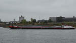 Das Gütermotorschiff NIEHL I (ENI: 04013850) auf dem Rhein, so gesehen Ende August 2022 in Duisburg.