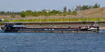 Das Gütermotorschiff HARLEY (ENI: 04700060) auf dem Rhein, so gesehen im August 2022 in Duisburg.