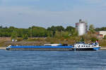 Das Tankmotorschiff VIOS (ENI: 02324052) fährt den Rhein hinab.