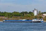 Das Tankmotorschiff VIOS (ENI: 02324052) fährt den Rhein hinab. (Duisburg, August 2022)