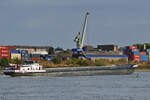 Das Gütermotorschiff ROLF-MONI (ENI: 07001734) auf dem Rhein, so gesehen im August 2022 in Duisburg.