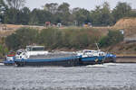 Das Gütermotorschiff PIRAAT überholt das Tankmotorschiff EILTANK 2 (ENI: 02310027), so gesehen Ende August 2022 auf dem Rhein bei Duisburg.