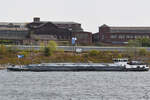 Auf dem Rhein bei Duisburg war Ende August 2022 der Pulvertanker FENNA (ENI: 03021324) unterwegs. 