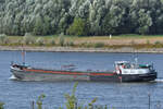 Das Gütermotorschiff JAN (ENI: 02005404) fährt den Rhein hinauf.