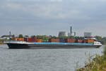 Das Gütermotorschiff CARONIA (ENI: 02326661) verlässt das D3T Duisburg Trimodal Terminal. (August 2022)