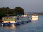 River CONTESS und Viking-PRIDE liegen in der Abendsonne vor Rdesheim, im Hintergrund ist noch ein Luftschiff erkennbar;080827