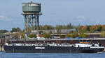 Auf dem Rhein war bei Duisburg das Tankmotorschiff SCHLOSS MAINAU (ENI: 4802690) unterwegs. (August 2022)