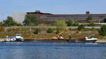 Das Baggerschiff CHRISTINE (ENI: 04200930) hat Ende August 2022 einen Arbeitseinsatz auf dem Rhein bei Duisburg.