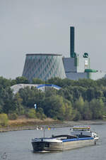 Das Gütermotorschiff NOORDENWIND (ENI: 02315871) fährt den Rhein hinab. (Duisburg, August 2022)