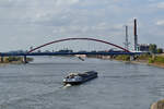 Das Gütermotorschiff NOORDENWIND (ENI: 02315871) fährt den Rhein hinab.