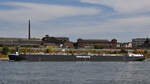 Auf dem Rhein war bei Duisburg das Tankmotorschiff SCHLOSS MAINAU (ENI: 4802690) unterwegs. (August 2022)