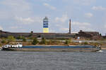 Das Gütermotorschiff CARESSA (ENI: 02101731) befährt den Rhein bei Duisburg. (August 2022)